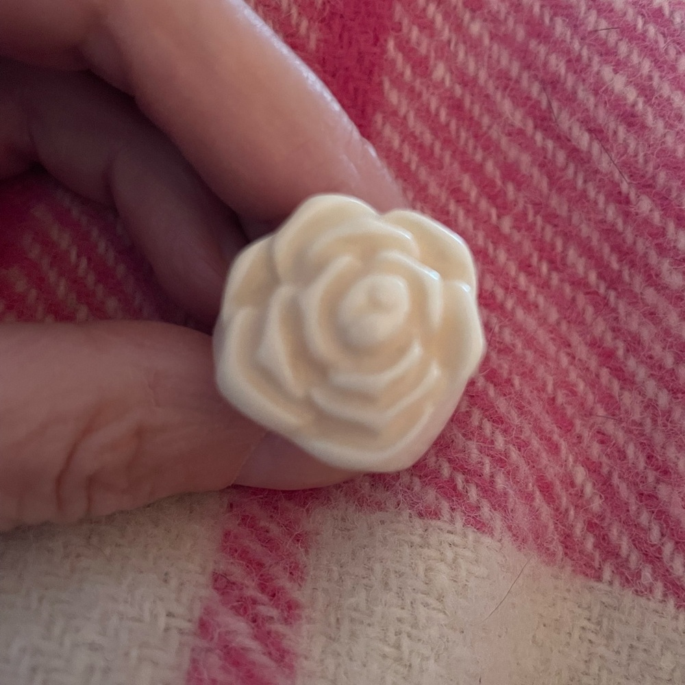 Elegant White / Cream Rose Ring